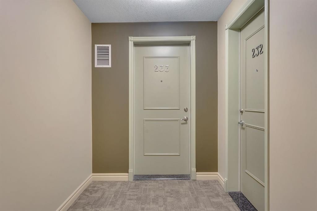 233-3111 34 Avenue Nw, Calgary, AB - Indoor Photo Showing Other Room