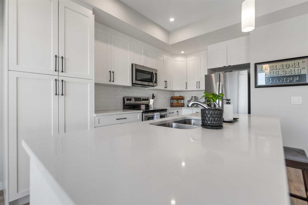 258 Canals Crossing Sw, Airdrie, AB - Indoor Photo Showing Kitchen With Double Sink With Upgraded Kitchen