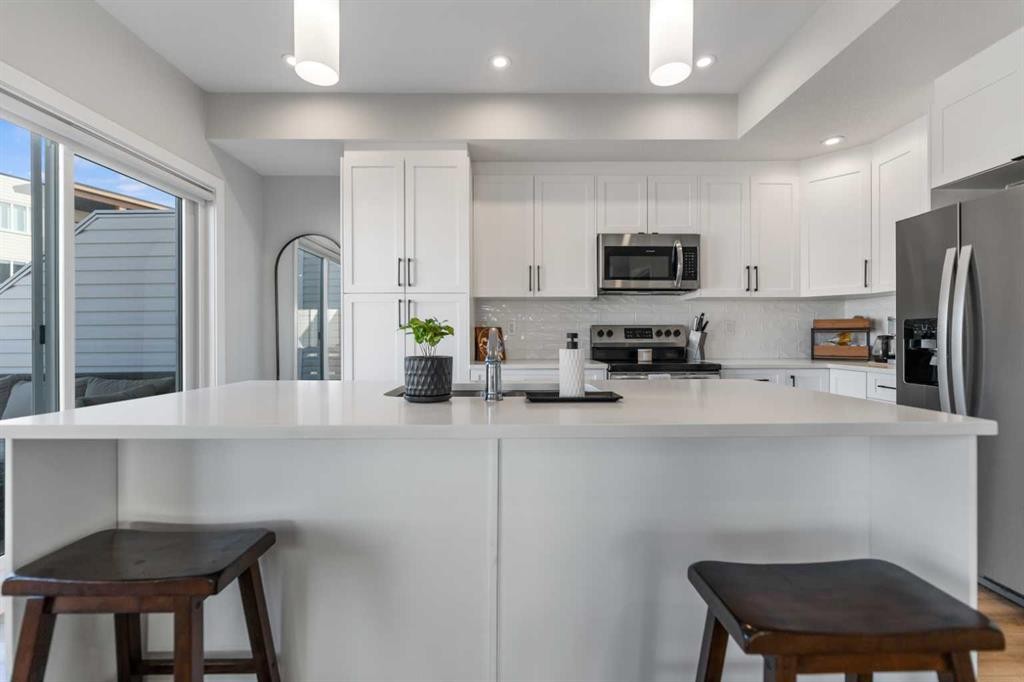 258 Canals Crossing Sw, Airdrie, AB - Indoor Photo Showing Kitchen With Upgraded Kitchen