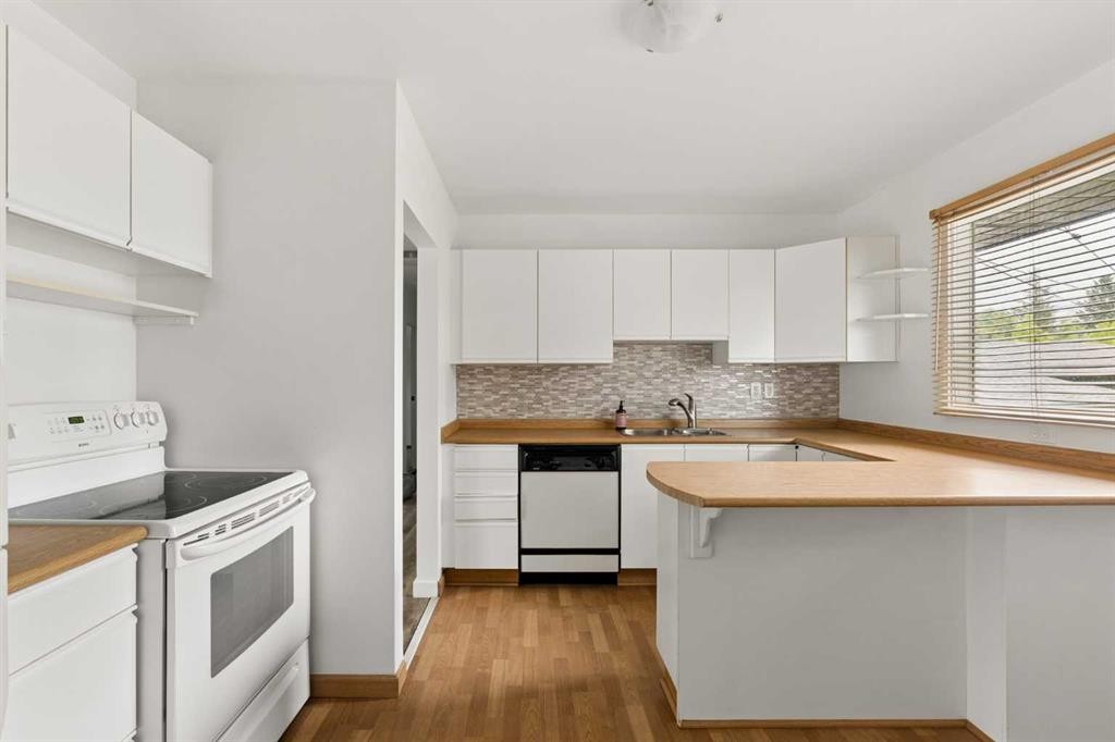 32 Gladeview Crescent Sw, Calgary, AB - Indoor Photo Showing Kitchen