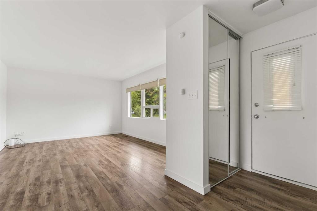 32 Gladeview Crescent Sw, Calgary, AB - Indoor Photo Showing Other Room