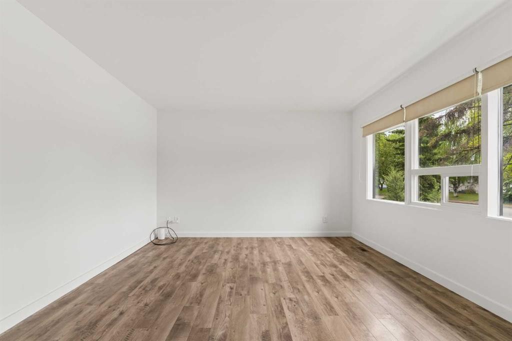 32 Gladeview Crescent Sw, Calgary, AB - Indoor Photo Showing Other Room