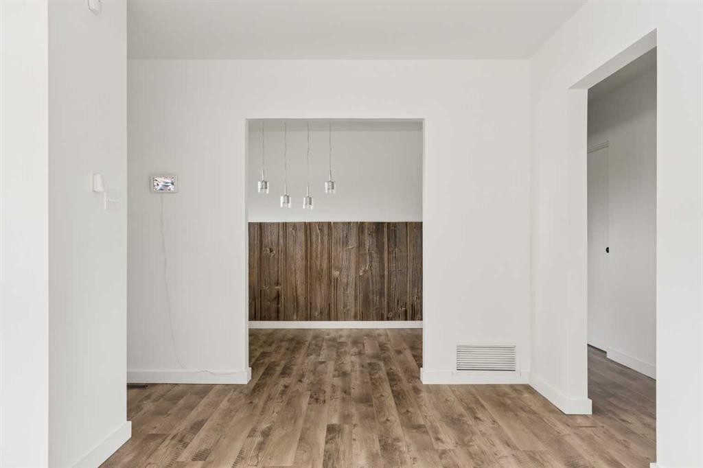 32 Gladeview Crescent Sw, Calgary, AB - Indoor Photo Showing Other Room