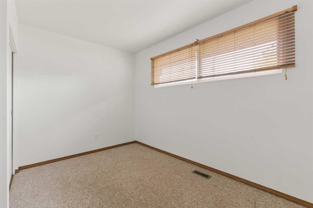 32 Gladeview Crescent Sw, Calgary, AB - Indoor Photo Showing Other Room