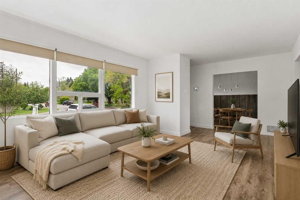 32 Gladeview Crescent Sw, Calgary, AB - Indoor Photo Showing Living Room