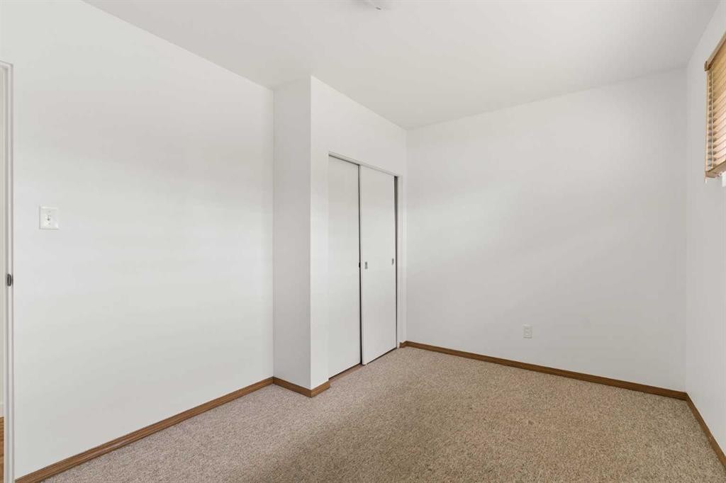 32 Gladeview Crescent Sw, Calgary, AB - Indoor Photo Showing Other Room