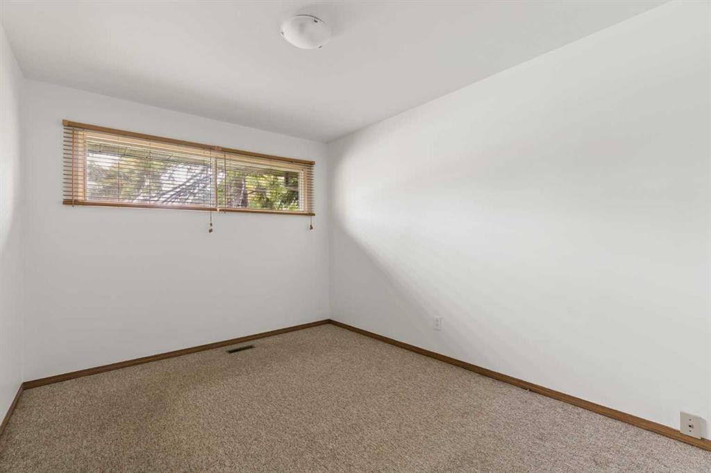 32 Gladeview Crescent Sw, Calgary, AB - Indoor Photo Showing Other Room