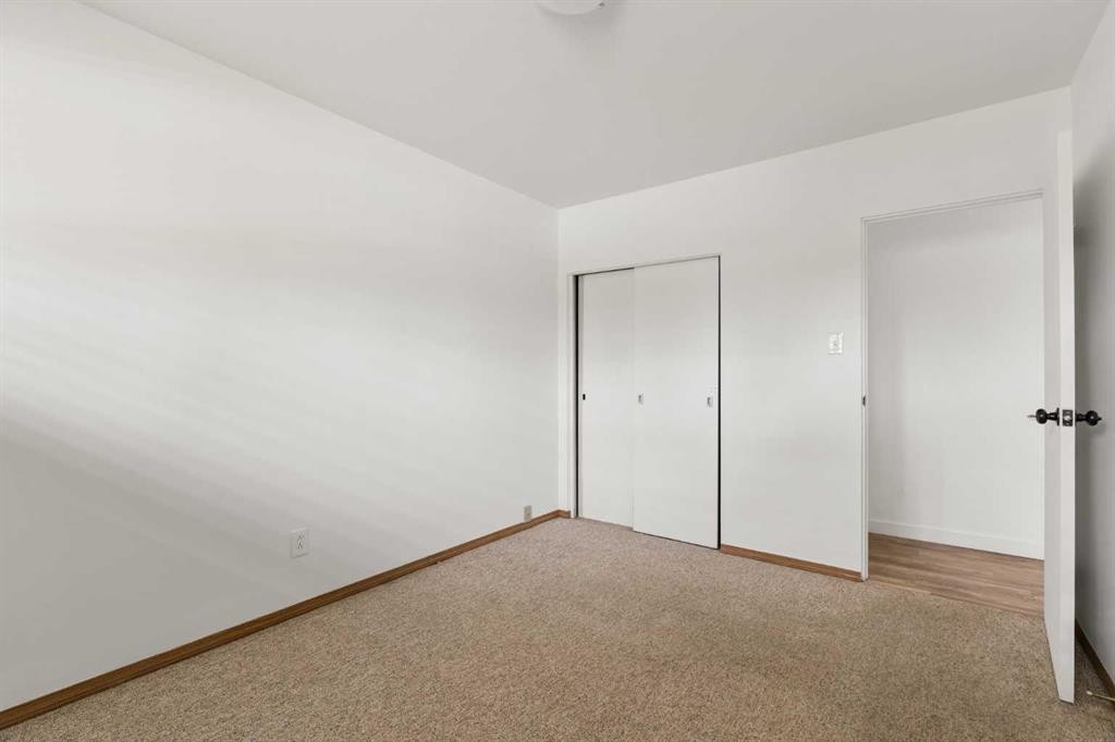 32 Gladeview Crescent Sw, Calgary, AB - Indoor Photo Showing Other Room