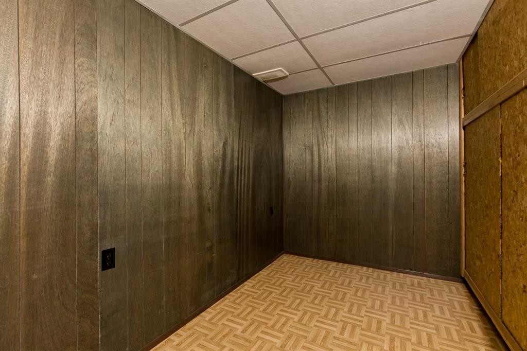 32 Gladeview Crescent Sw, Calgary, AB - Indoor Photo Showing Other Room
