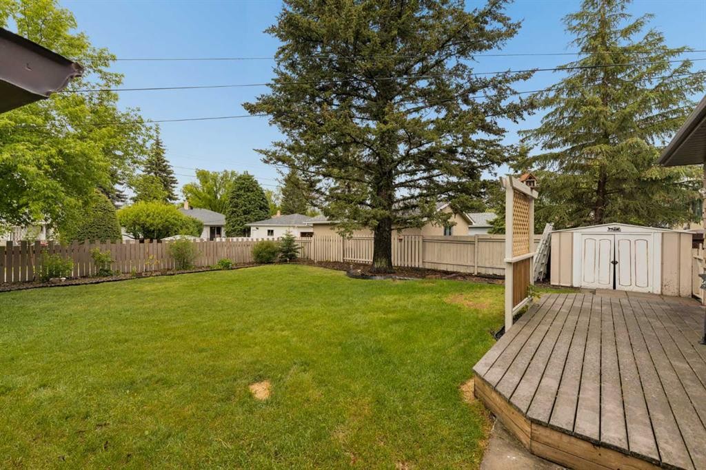 32 Gladeview Crescent Sw, Calgary, AB - Outdoor With Backyard