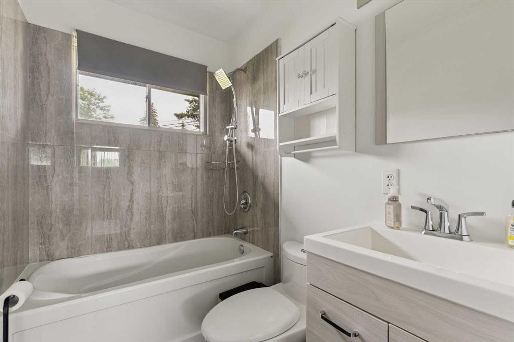 32 Gladeview Crescent Sw, Calgary, AB - Indoor Photo Showing Bathroom