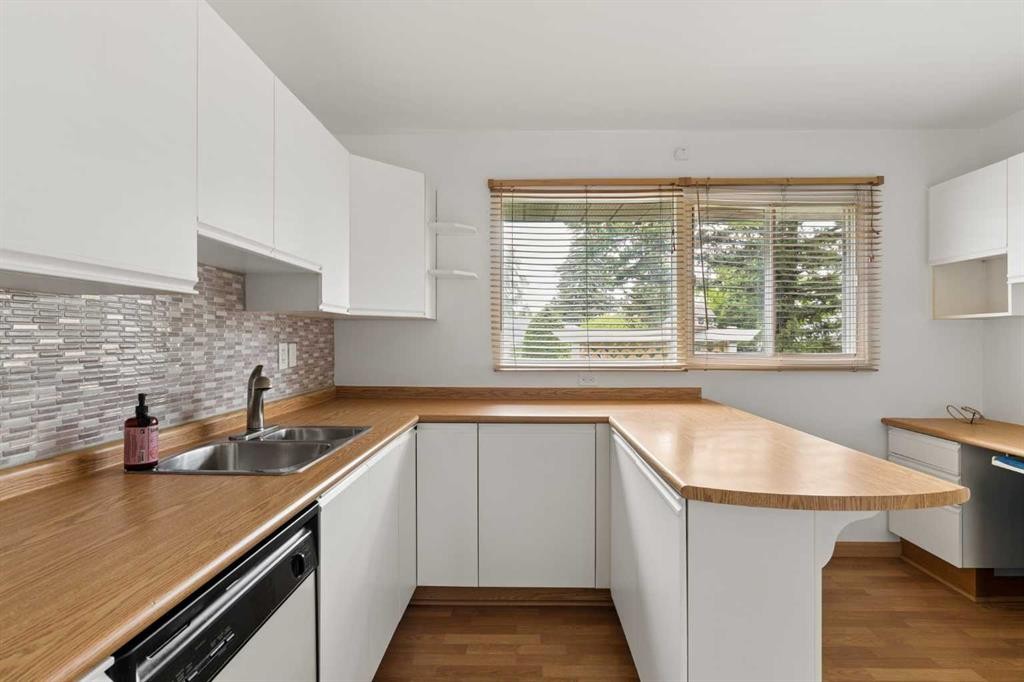 32 Gladeview Crescent Sw, Calgary, AB - Indoor Photo Showing Kitchen