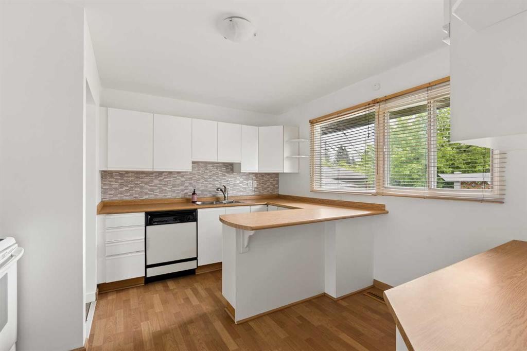 32 Gladeview Crescent Sw, Calgary, AB - Indoor Photo Showing Kitchen