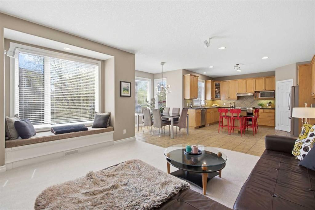 36 Hampstead Hill Nw, Calgary, AB - Indoor Photo Showing Living Room