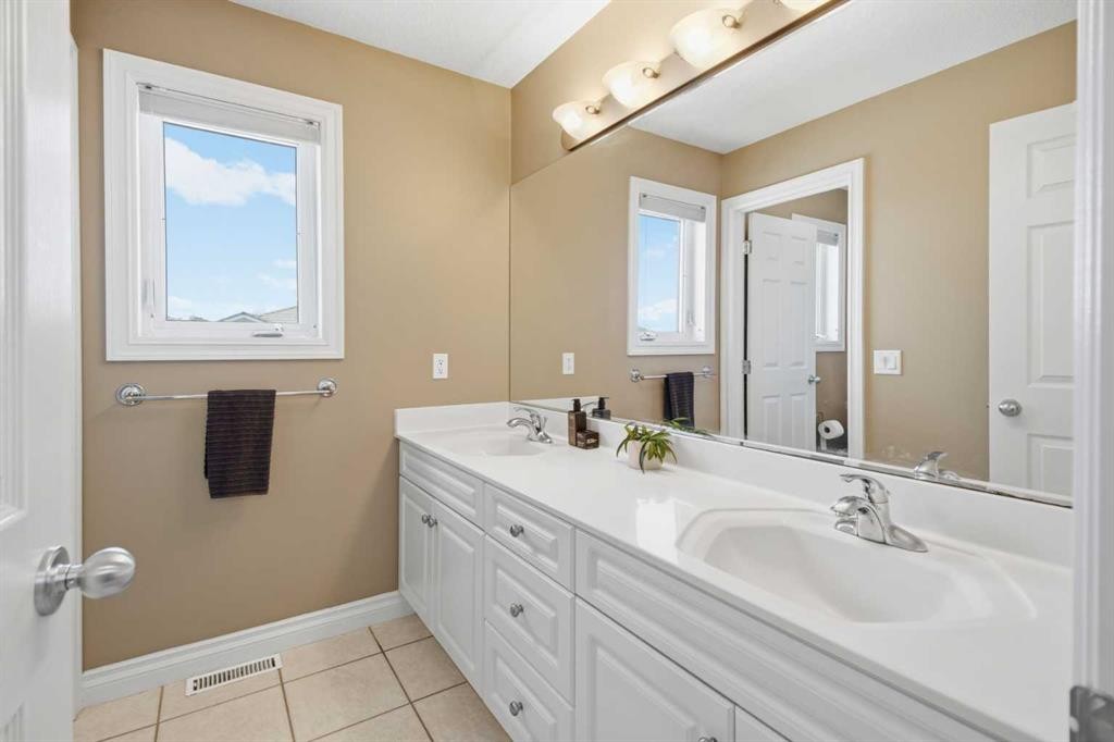 36 Hampstead Hill Nw, Calgary, AB - Indoor Photo Showing Bathroom