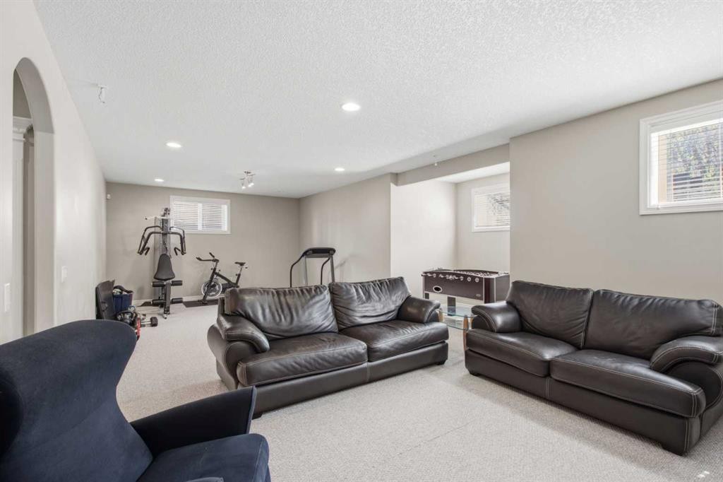 36 Hampstead Hill Nw, Calgary, AB - Indoor Photo Showing Living Room
