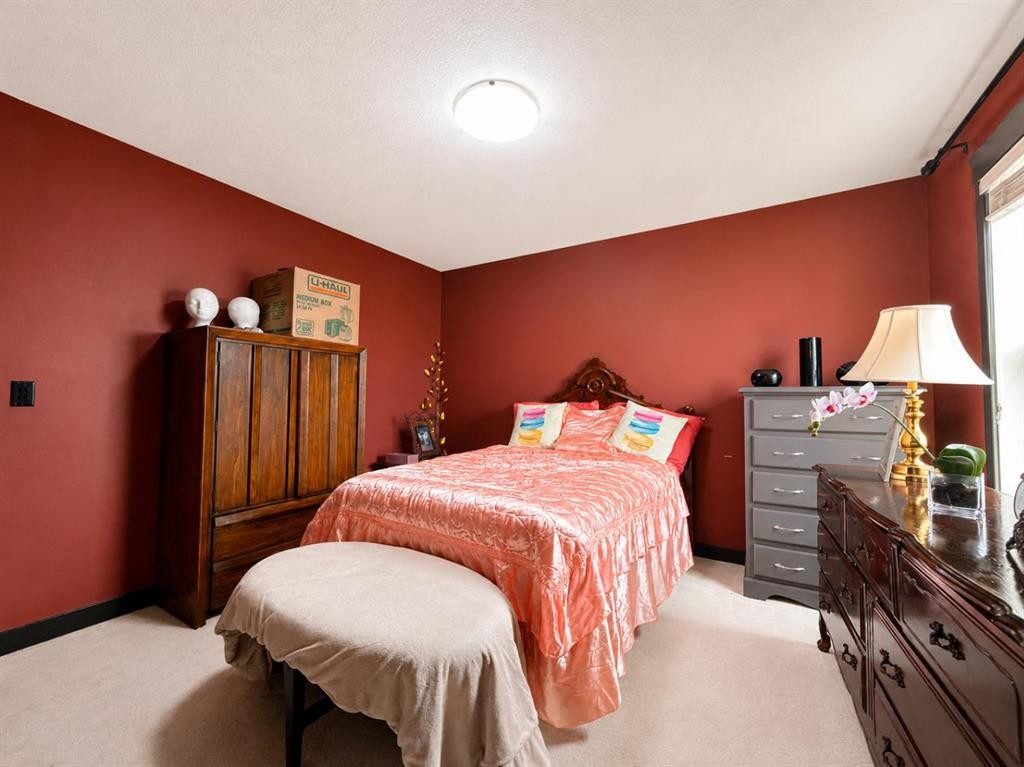 288 Rainbow Falls Drive, Chestermere, AB - Indoor Photo Showing Bedroom