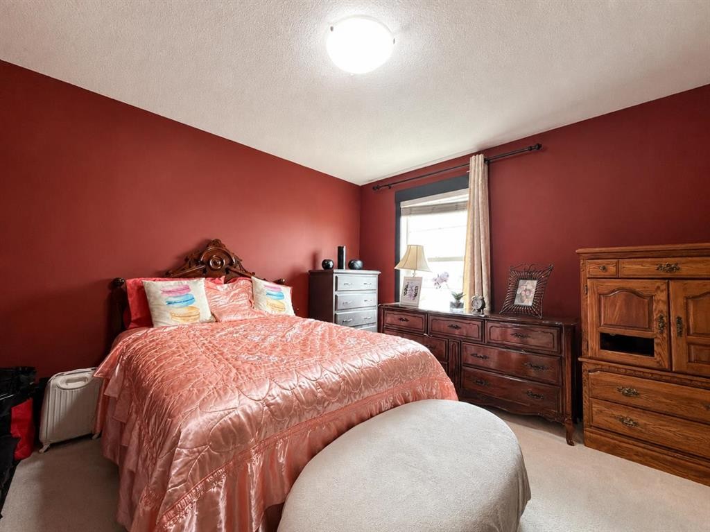 288 Rainbow Falls Drive, Chestermere, AB - Indoor Photo Showing Bedroom