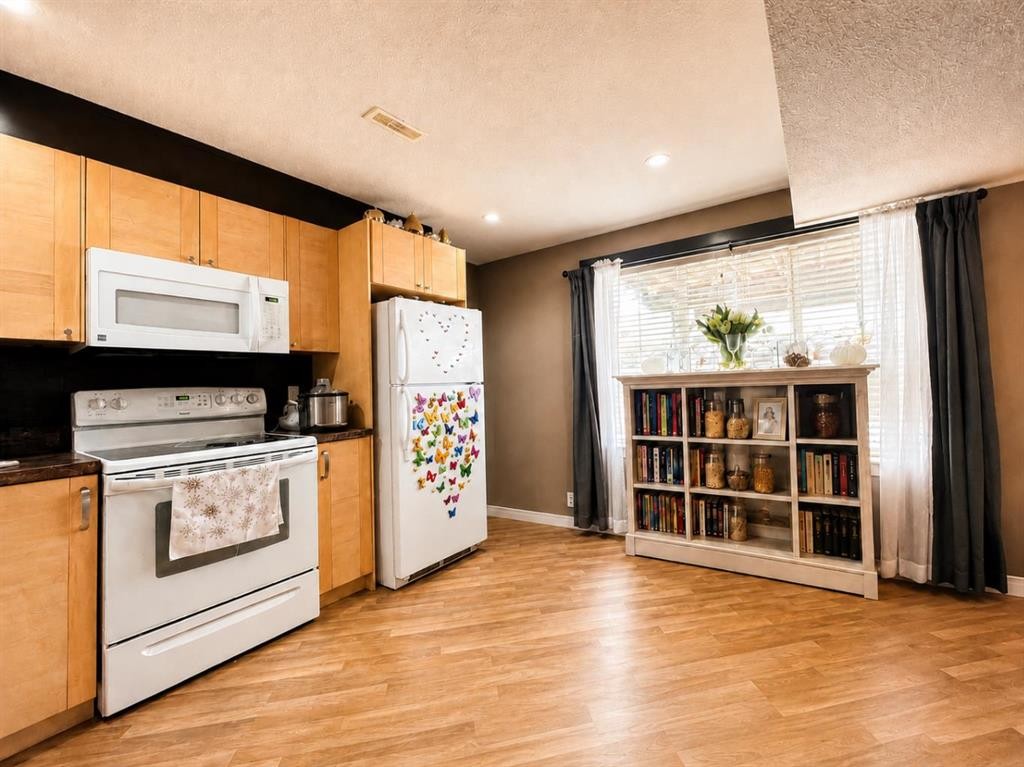 288 Rainbow Falls Drive, Chestermere, AB - Indoor Photo Showing Kitchen
