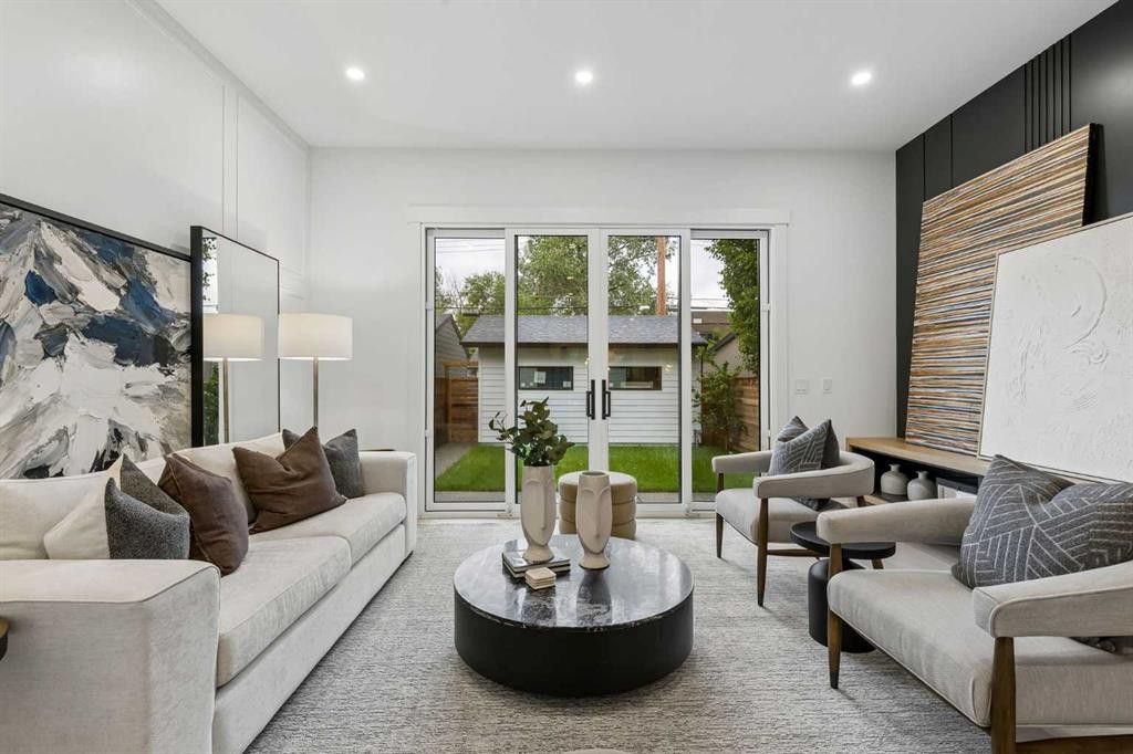 1807 Broadview Road Nw, Calgary, AB - Indoor Photo Showing Living Room