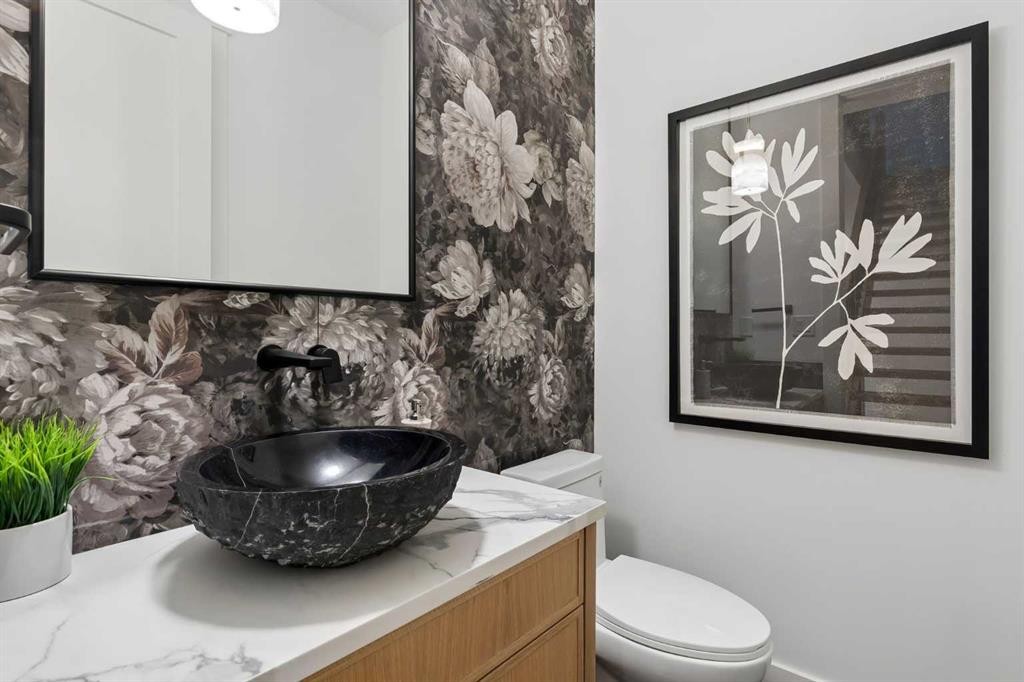 1807 Broadview Road Nw, Calgary, AB - Indoor Photo Showing Bathroom