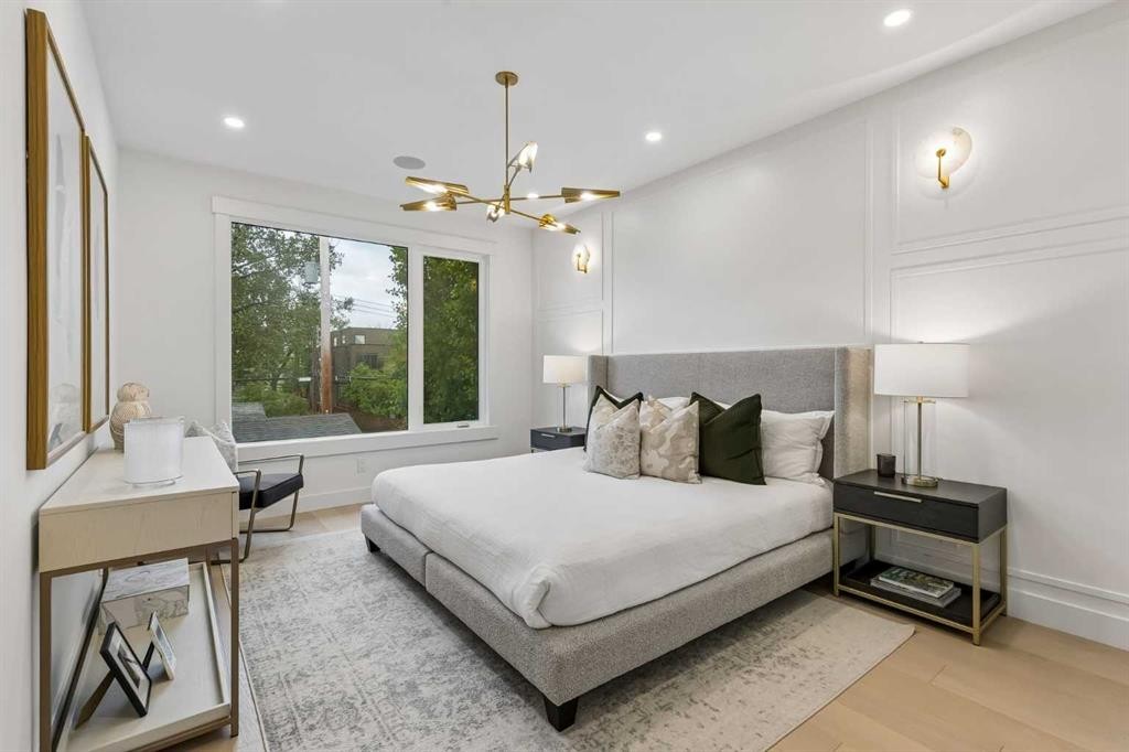 1807 Broadview Road Nw, Calgary, AB - Indoor Photo Showing Bedroom