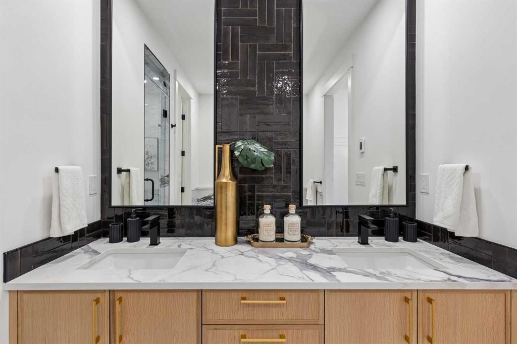 1807 Broadview Road Nw, Calgary, AB - Indoor Photo Showing Bathroom