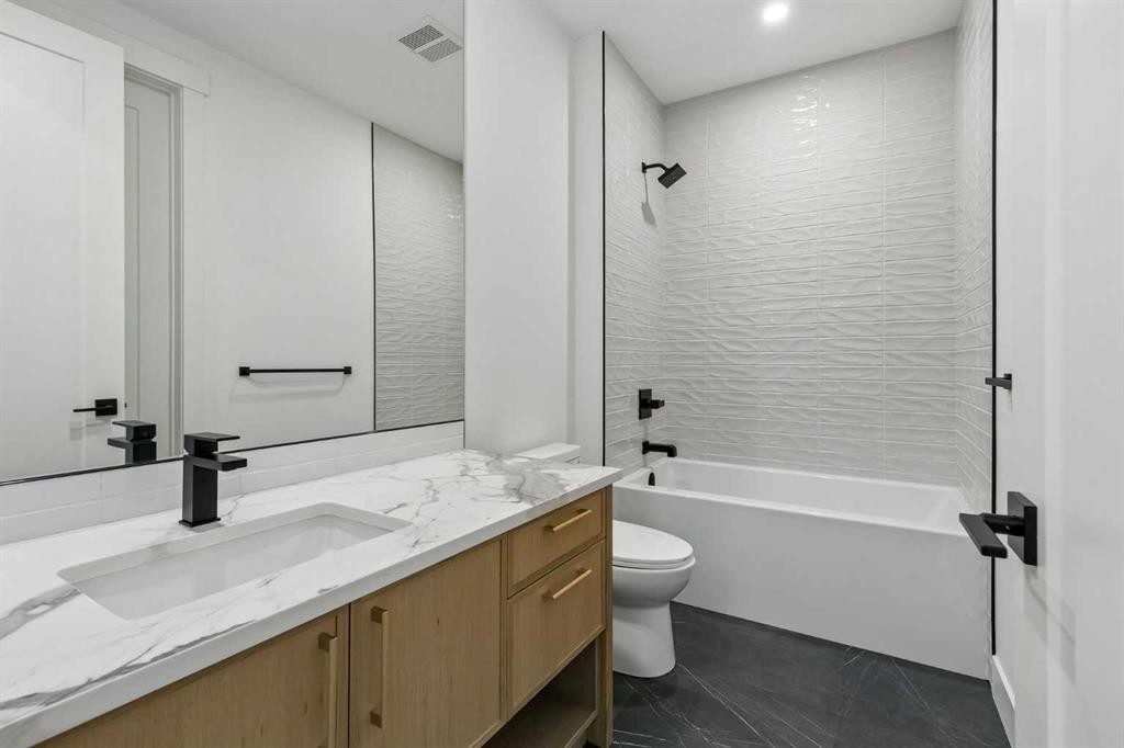 1807 Broadview Road Nw, Calgary, AB - Indoor Photo Showing Bathroom