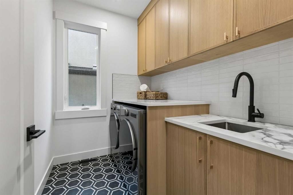 1807 Broadview Road Nw, Calgary, AB - Indoor Photo Showing Laundry Room