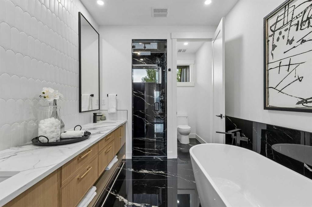 1807 Broadview Road Nw, Calgary, AB - Indoor Photo Showing Bathroom