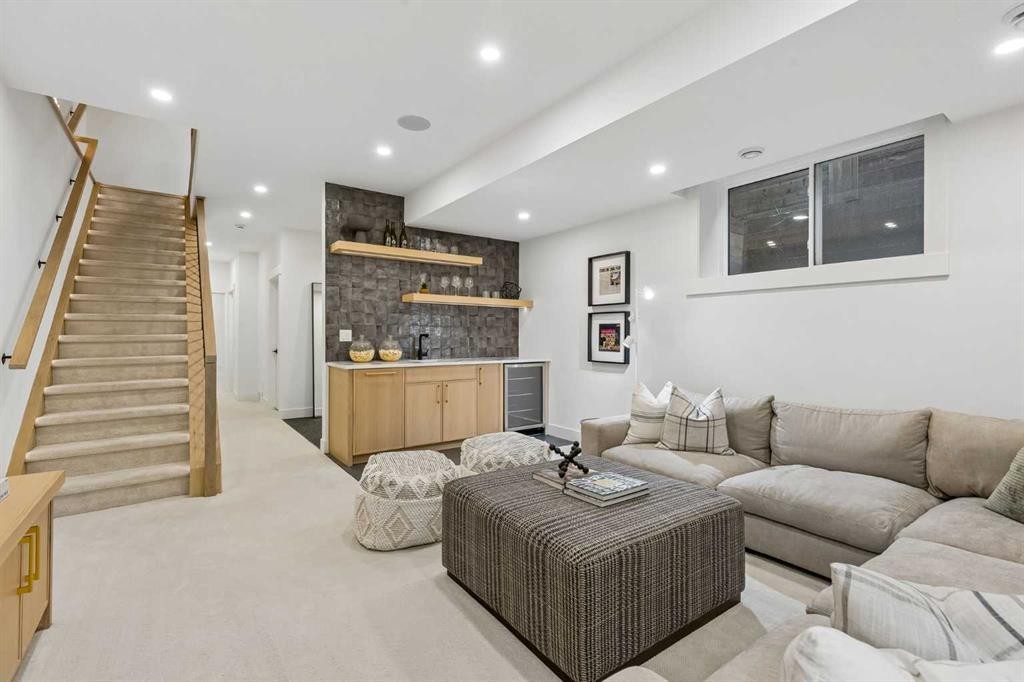 1807 Broadview Road Nw, Calgary, AB - Indoor Photo Showing Living Room