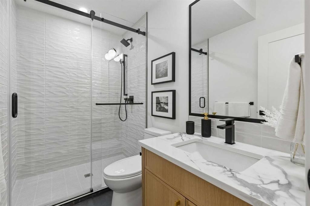 1807 Broadview Road Nw, Calgary, AB - Indoor Photo Showing Bathroom