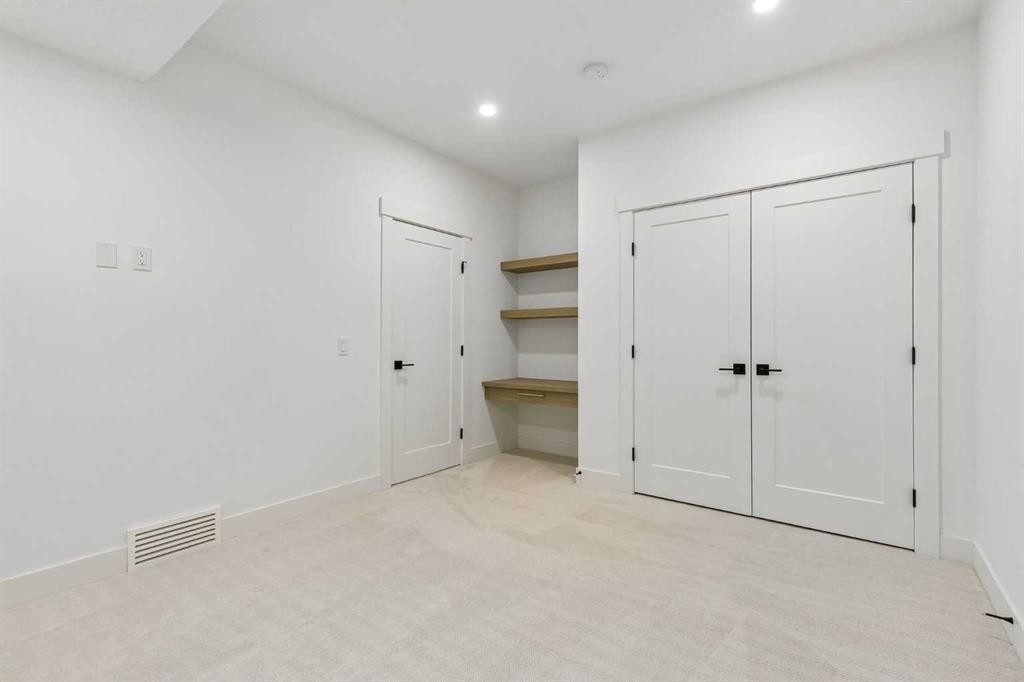1807 Broadview Road Nw, Calgary, AB - Indoor Photo Showing Other Room