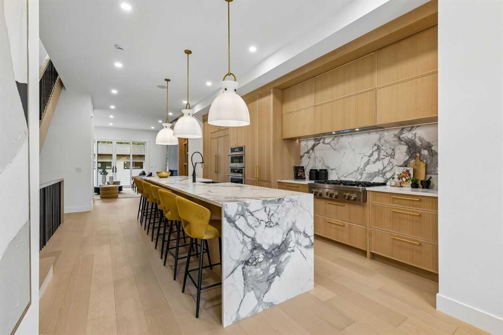 1807 Broadview Road Nw, Calgary, AB - Indoor Photo Showing Kitchen With Upgraded Kitchen
