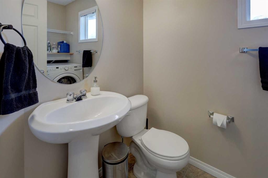 158 Everhollow Heights Sw, Calgary, AB - Indoor Photo Showing Bathroom