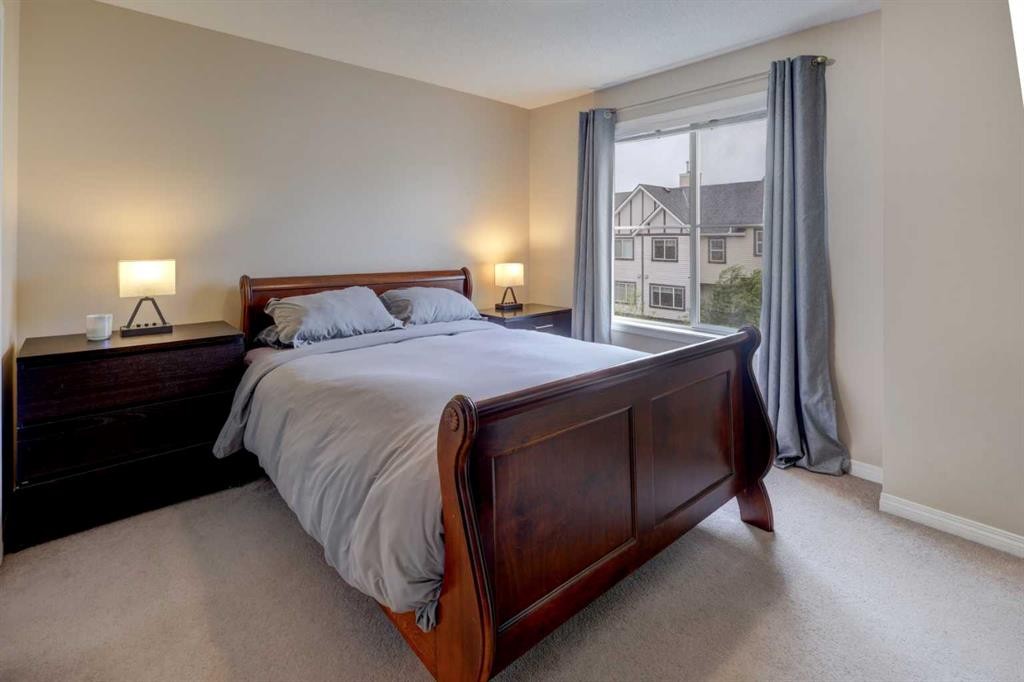 158 Everhollow Heights Sw, Calgary, AB - Indoor Photo Showing Bedroom