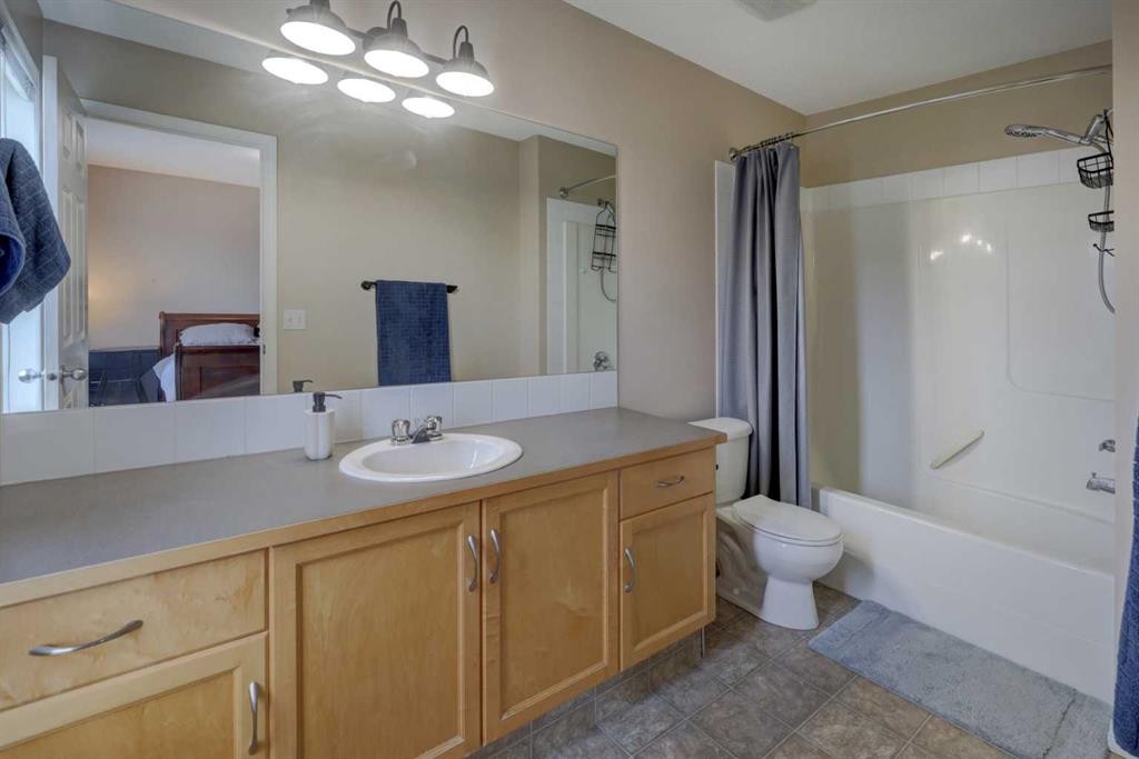 158 Everhollow Heights Sw, Calgary, AB - Indoor Photo Showing Bathroom