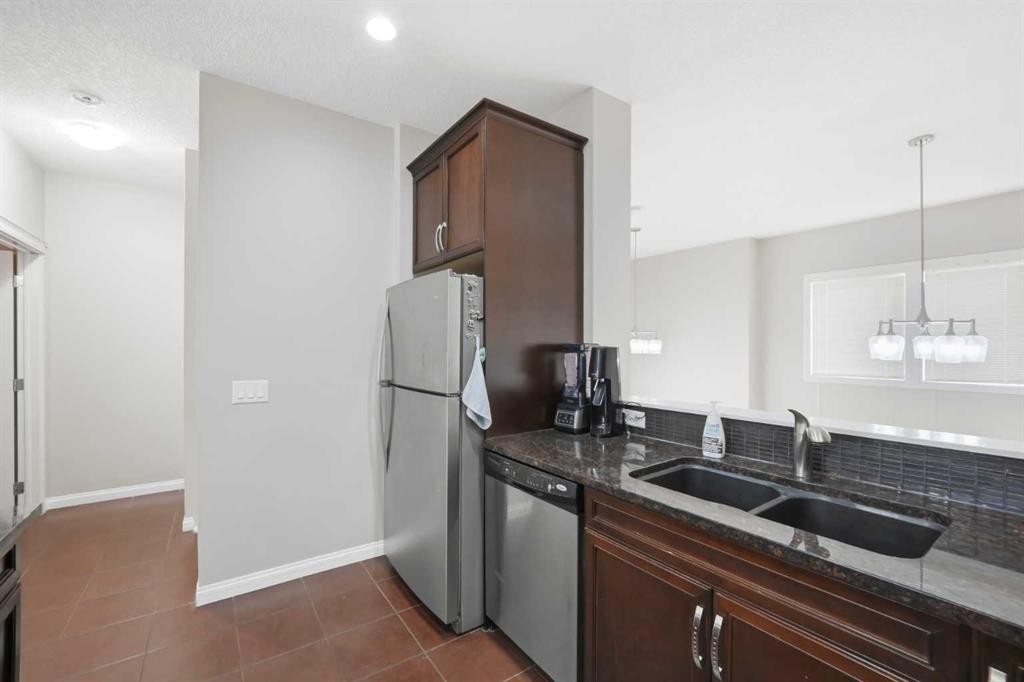 402 Wentworth Villas Sw, Calgary, AB - Indoor Photo Showing Kitchen With Double Sink