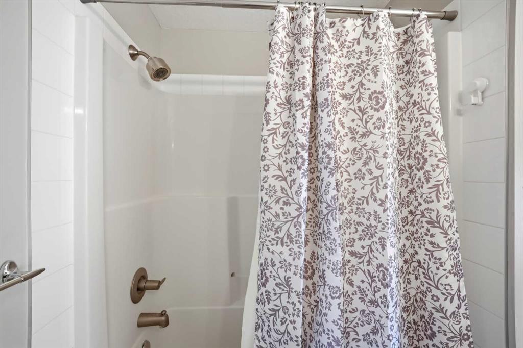 402 Wentworth Villas Sw, Calgary, AB - Indoor Photo Showing Bathroom