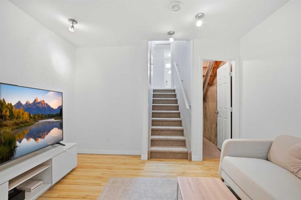 402 Wentworth Villas Sw, Calgary, AB - Indoor