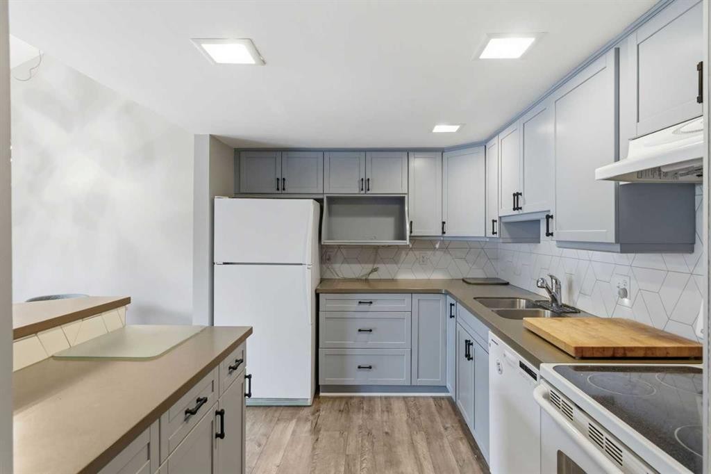 57-2225 Oakmoor Drive Sw, Calgary, AB - Indoor Photo Showing Kitchen With Double Sink