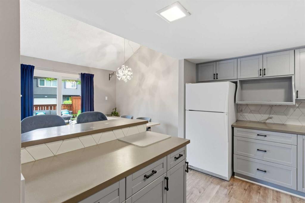 57-2225 Oakmoor Drive Sw, Calgary, AB - Indoor Photo Showing Kitchen