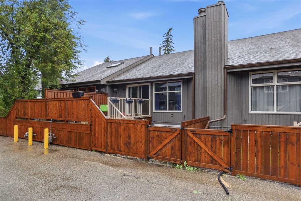 57-2225 Oakmoor Drive Sw, Calgary, AB - Outdoor