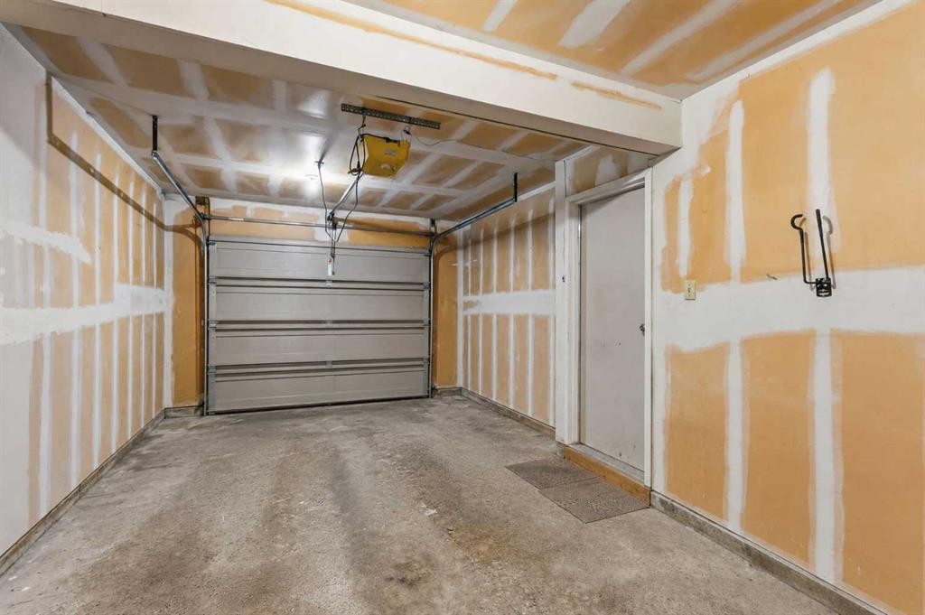 57-2225 Oakmoor Drive Sw, Calgary, AB - Indoor Photo Showing Garage