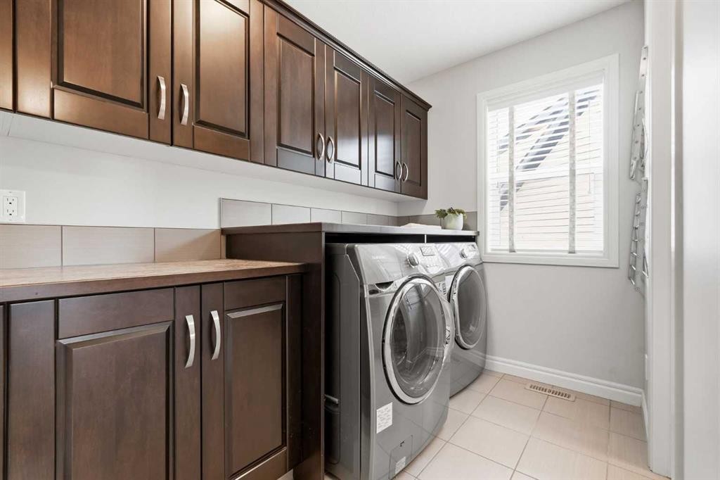 127 Marquis Grove Se, Calgary, AB - Indoor Photo Showing Laundry Room