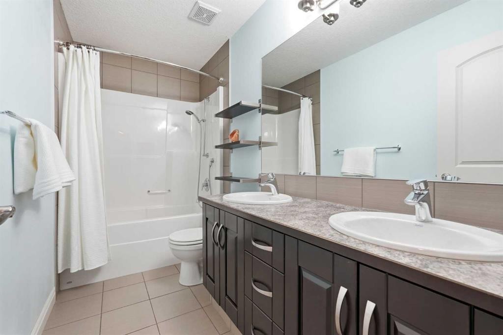 127 Marquis Grove Se, Calgary, AB - Indoor Photo Showing Bathroom
