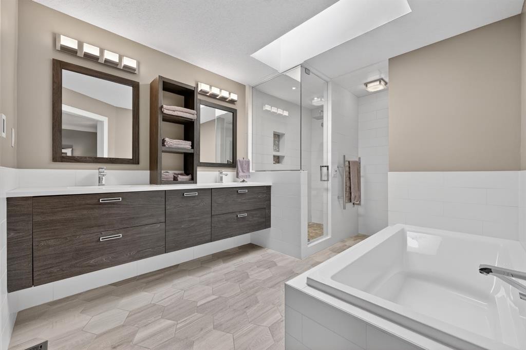 222 Diamond Drive Se, Calgary, AB - Indoor Photo Showing Bathroom