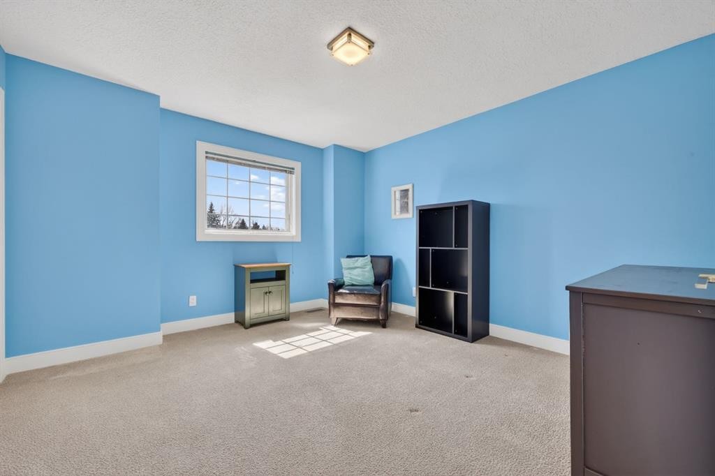 222 Diamond Drive Se, Calgary, AB - Indoor