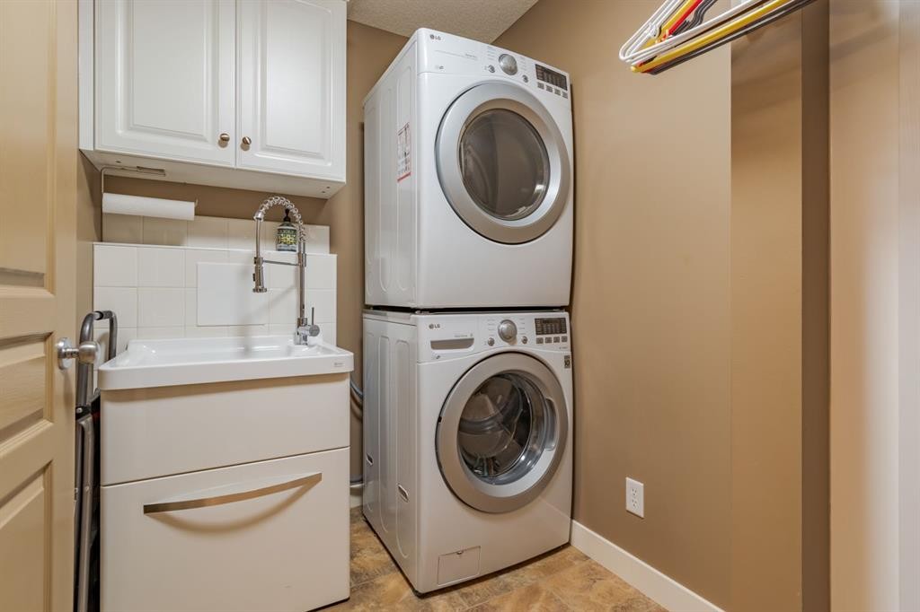 6 Cranwell Link Se, Calgary, AB - Indoor Photo Showing Laundry Room