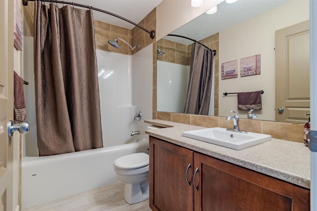 6 Cranwell Link Se, Calgary, AB - Indoor Photo Showing Bathroom